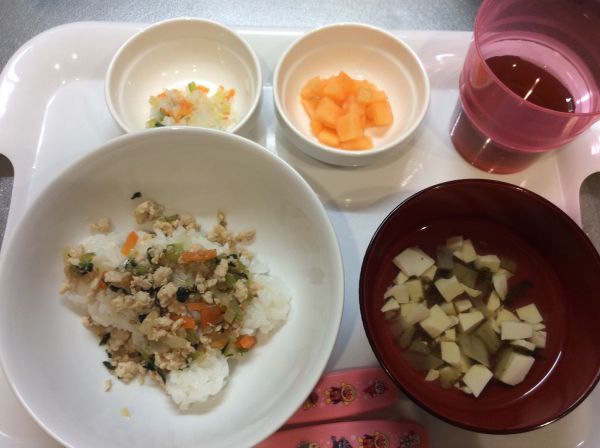 鶏ひき肉と小松菜の丼ぶり、白菜とツナの春雨サラダ、すまし汁 離乳食完了期畑のきゅうりとナスが入っています。