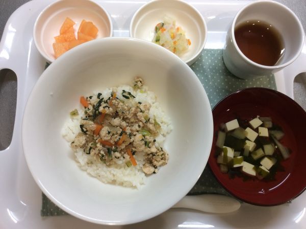 鶏ひき肉と小松菜の丼ぶり、白菜とツナの春雨のサラダ、すまし汁 常食畑のきゅうりとなすを使っています。