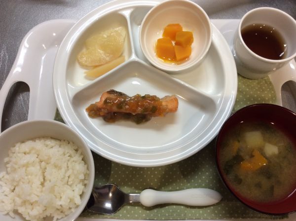鮭のもやしあんかけ、かぼちゃの甘煮、みそ汁 常食みそ汁のじゃがいもは畑で収穫したものです。