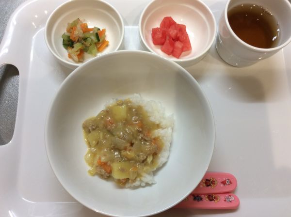 カレーライス、彩りナムル 離乳食完了期畑のじゃがいも、きゅうりを使っています。
