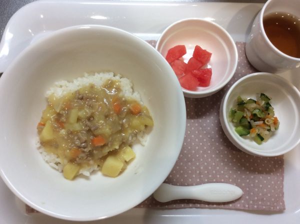 カレーライス、彩りナムル 常食畑のじゃがいも、きゅうりを使っています。