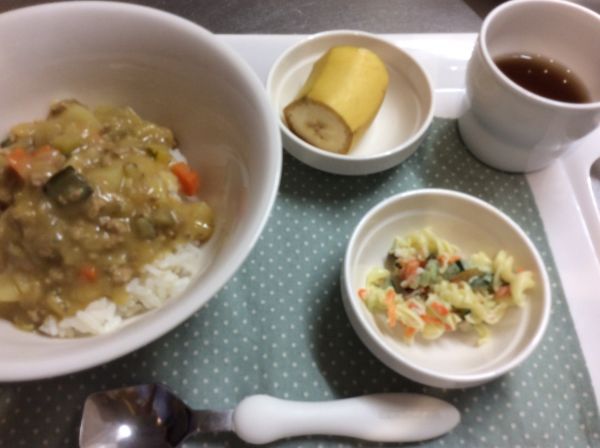 夏野菜カレー 常食畑のなすときゅうりを使っています