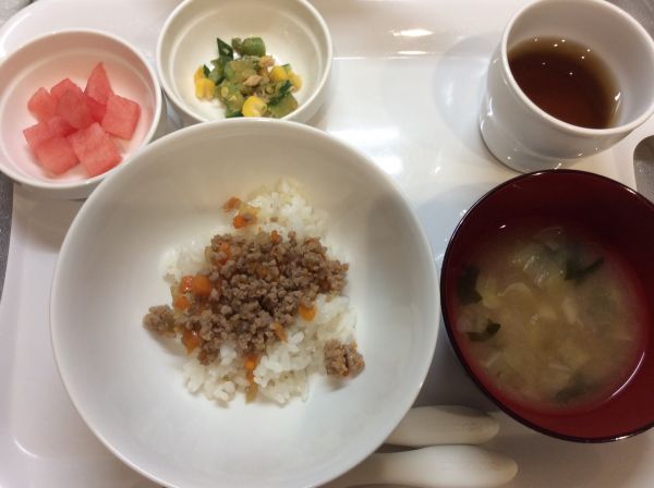 二色そぼろ丼、いんげんとコーンのツナ和え 離乳食完了期畑のきゅうりが入っています。