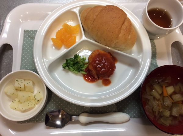 トマト煮込みハンバーグ、レタススープ 常食本日のスープに畑のナスが入っています。