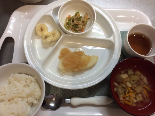 かれいのおろしソテー、ピーマンとツナの炒め物、きのこのスープ 常食畑のなすとピーマンが入っています。