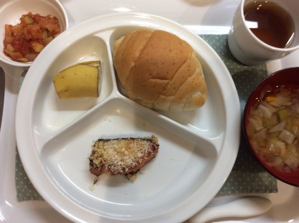 鮭のチーズパン粉焼き、カポナータ、キャベツのスープ 常食畑のなすが入っています。