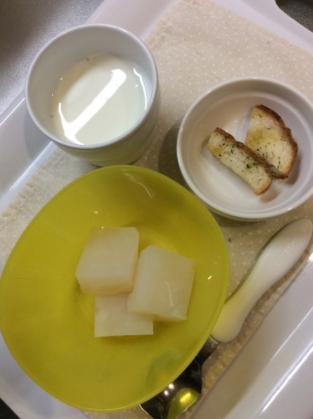 桃のカルピスゼリーと手作りラスク 常食