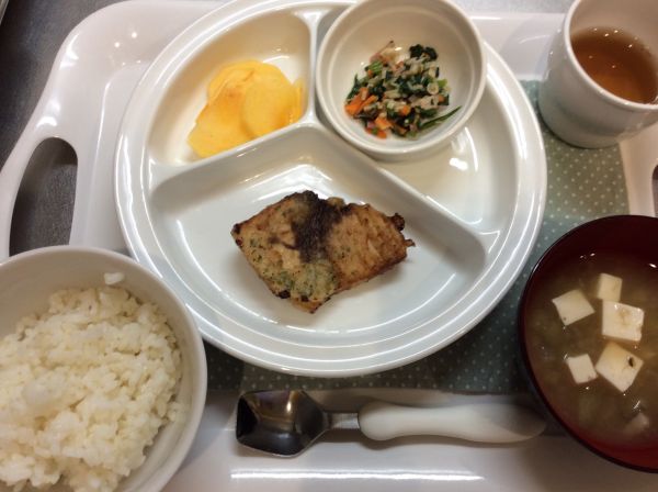 かじきの香り揚げ 常食みそ汁に畑のなすが入っています。常食