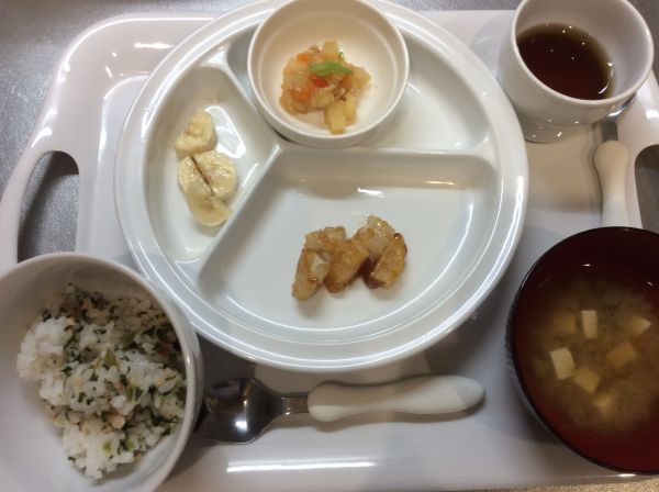 かれいの梅照り焼き 離乳食完了期みそ汁に畑のなすが入っています。