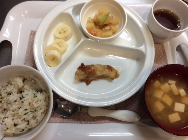 かれいの梅照り焼き 常食みそ汁に畑のなすが入っています。常食