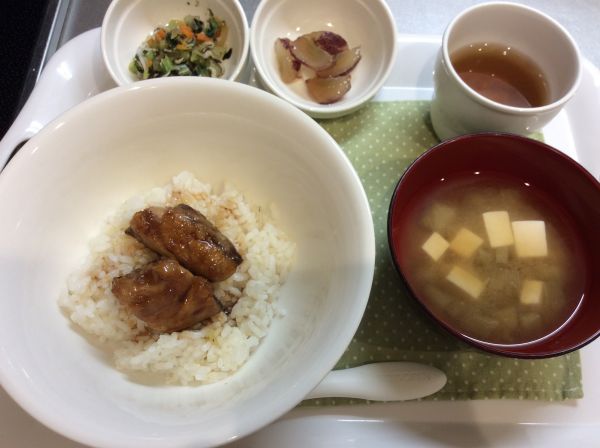 さばのかば焼きごはん、小松菜のり和え、みそ汁、ぶどう本日の給食に畑のにんじんとなすが入っています。常食