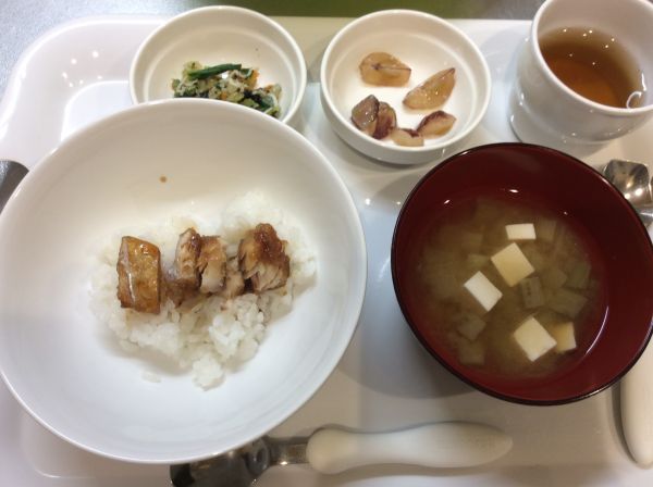 さばのかば焼きごはん、小松菜のり和え、みそ汁、ぶどう本日の給食に畑のにんじんとなすが入っています。離乳食完了期