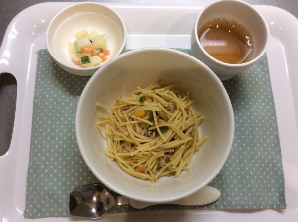 カレースパゲティ、ポテトフレンチ畑のにんじんが入っています。常食