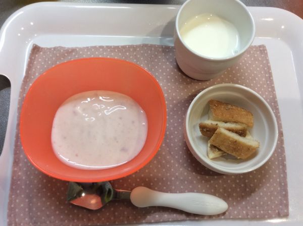 ジャムヨーグルト、手作りラスク 常食