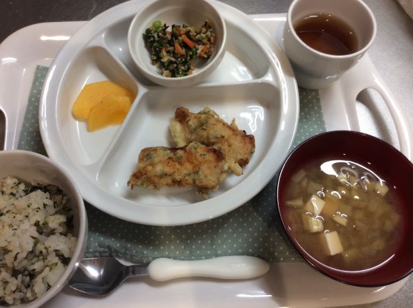 かじきの香り揚げ 常食畑のかぶの葉となすを使っています