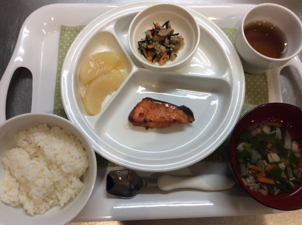 鮭の西京焼き、白菜とひじきのそぼろ煮本日の給食に畑の大根の葉が入っています。常食
