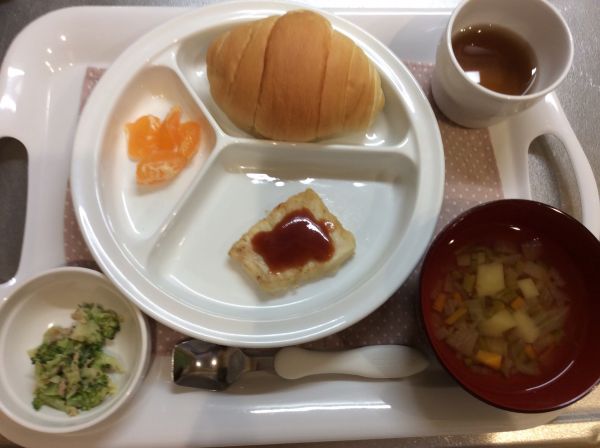 かじきのムニエルトマトソース本日のスープに畑のピーマン、にんじんが入っています。常食