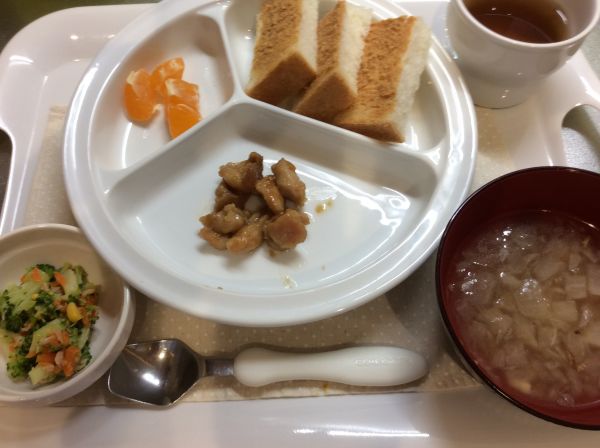 りんごのチキンソテー畑の大根とにんじんを使っています