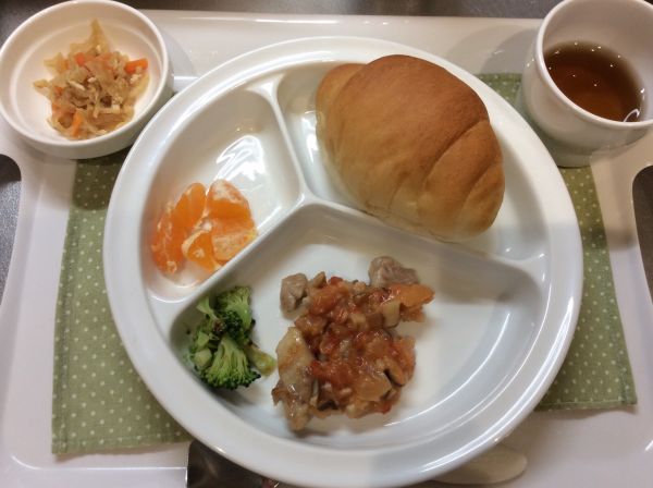 しめじと鶏肉のトマトクリーム煮、切り干し大根の煮付け、ゆでブロッコリー、スープ常食本日の給食に畑の大根、キャベツ、にんじんが入っています。