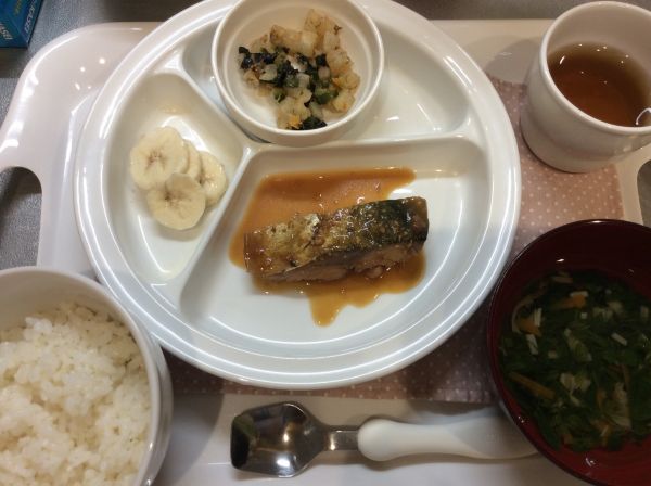 さばのみそ煮、大根のりおかかサラダ常食本日の給食に畑の大根、にんじんが入っています。
