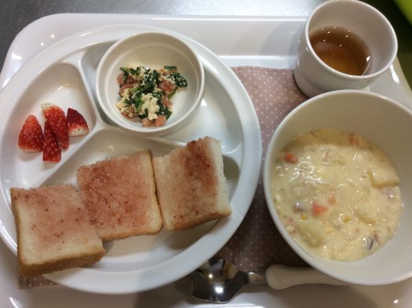 ツナチャウダー、豆腐のみそ風味サラダ常食本日の給食に畑の小松菜が入っています。