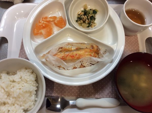 鮭の包み焼き常食本日の給食に畑のキャベツ、人参、里芋、ほうれん草が入っています。