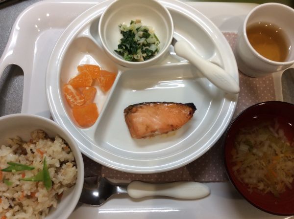 魚の魚田常食本日の給食に畑のにんじん、キャベツ、白菜が入っています。