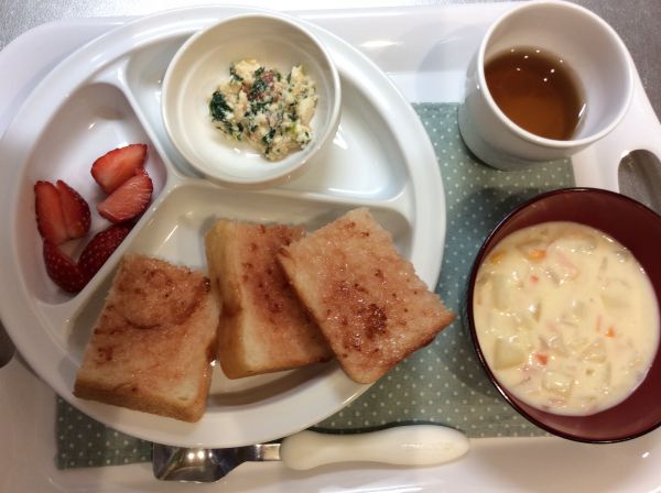 ツナチャウダーとジャムサンド  畑のにんじんと、小松菜を使っています🥕