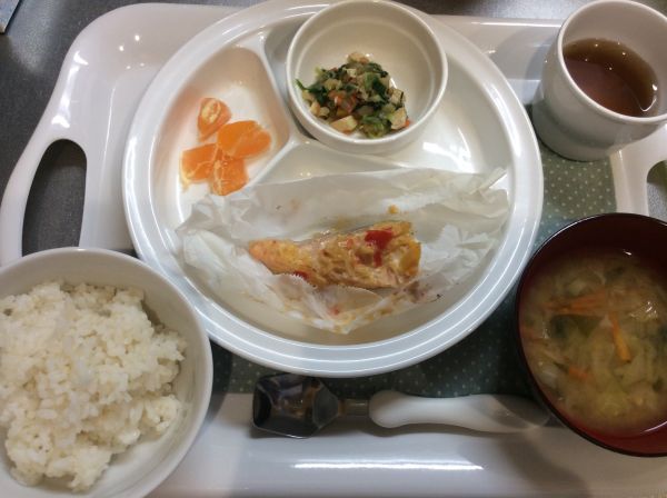 鮭の包み焼き、千草煮、みそ汁常食本日の給食に畑のほうれん草、白菜、キャベツ、にんじん、長ネギが入っています。