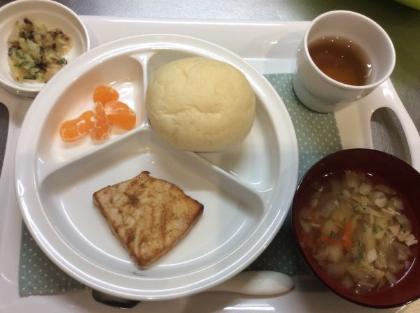 かじきのエスニック焼き常食本日の給食に畑の白菜、キャベツ、にんじんが入っています。