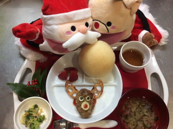 クリスマスハンバーグ🎄 トナカイの形をしたハンバーグです。 畑の白菜とブロッコリーを使っています。