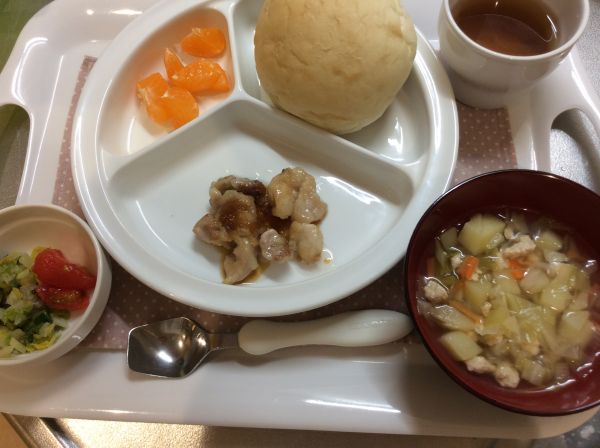 鶏肉のオニオンソース畑の白菜とキャベツを使っています。ゆでブロッコリーを白菜と塩こんぶの和え物に変更しました。