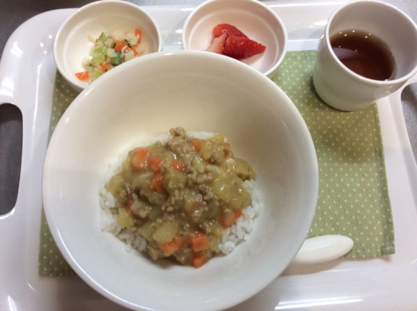 大根カレー、キャベツとしらすのサラダ、いちご常食本日の給食に畑のキャベツが入っています。