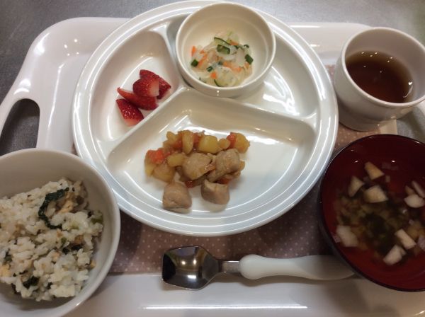 鶏肉と里芋の煮物、なます風サラダ、菜飯、すまし汁常食本日の給食に畑の小松菜とネギが入っています。