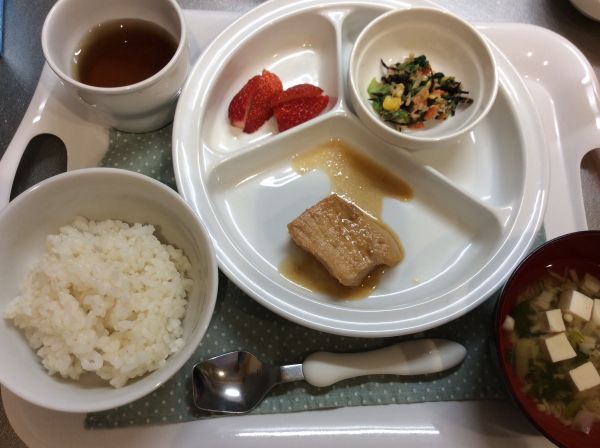 かじきのみそ煮、常食すまし汁に畑の小松菜が入っています