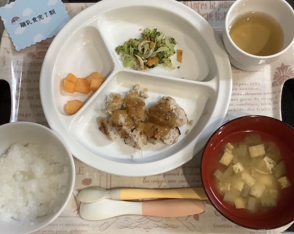 おろしハンバーグ離乳食完了期みそ汁に畑のなすが入っています。