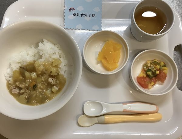 夏野菜カレー離乳食完了期畑のなすが入っています。