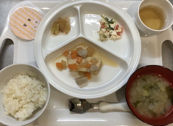 かれいと里芋の煮物常食本日の味噌汁に畑のなすが入っています。