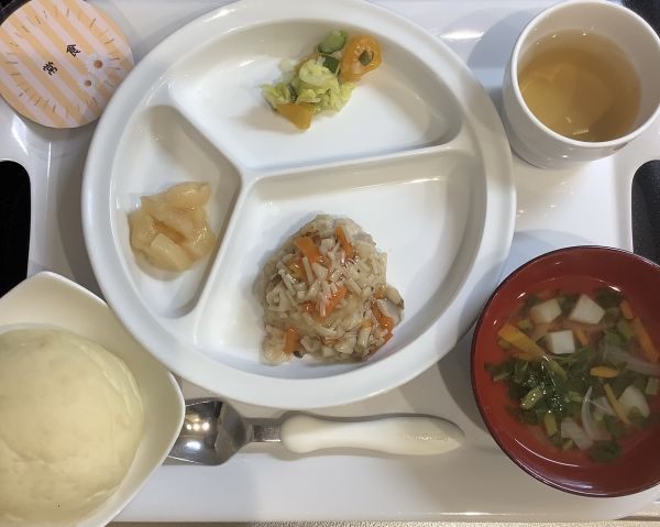 豆腐ハンバーグきのこあん常食スープに畑のかぶ、かぶの葉が入っています。