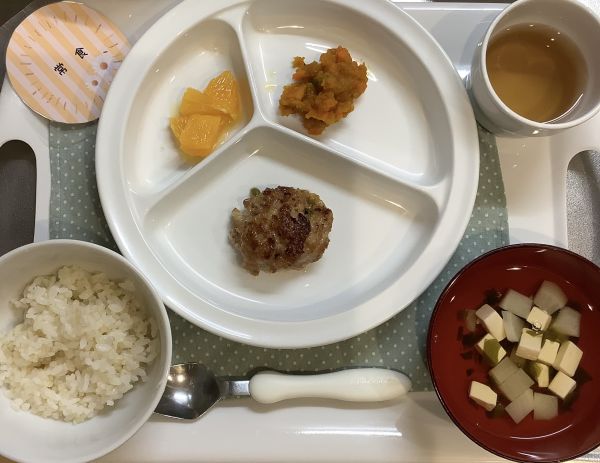 味付きハンバーグ常食すまし汁に畑のかぶが入っています。