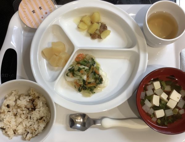 かれいの白菜あんかけ常食すまし汁に畑のかぶが入っています。