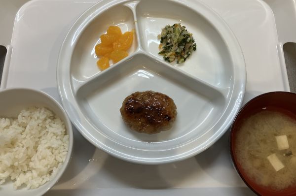 つくね⭐︎畑の人参、ほうれん草を給食に使用しています🥕