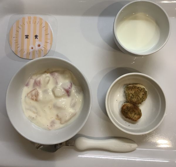 フルーツヨーグルト、麩のラスク常食