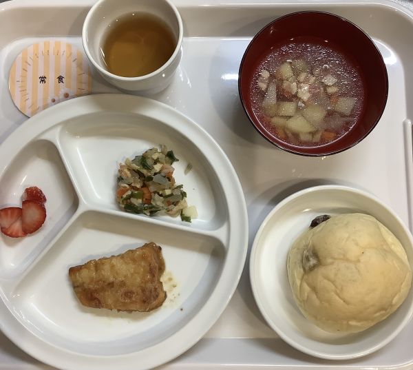 かじきのエスニック焼き常食スープと和え物に畑の大根とかぶを使っています。