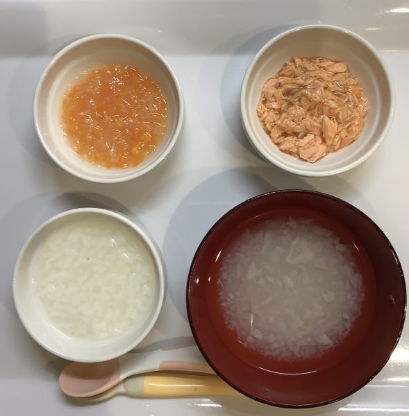 おかゆ、鮭のだし煮、大根煮、スープ離乳食中期畑の大根を使っています。