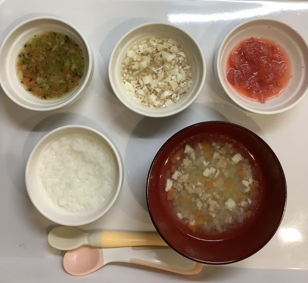 おかゆ、鶏ひき肉と豆腐煮、ブロッコリー煮、スープ、いちご離乳食中期