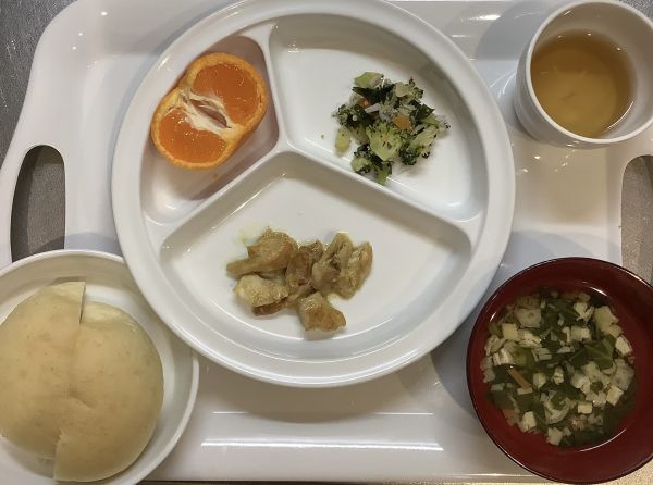 タンドリーチキン常食スープに畑の小松菜を使っています。