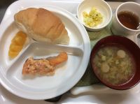 鮭のタルタルソースかけ、コーン入り青のりポテト、キャベツのスープ 常食本日の給食に畑のコーンとスープに畑のなすを入れています。