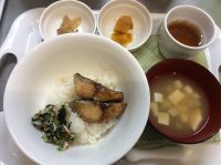 さばのかば焼きごはん 常食みそ汁に畑のナスが入っています。