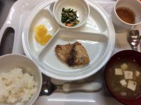 かじきの香り焼き 離乳食完了期みそ汁に畑のなすが入っています。